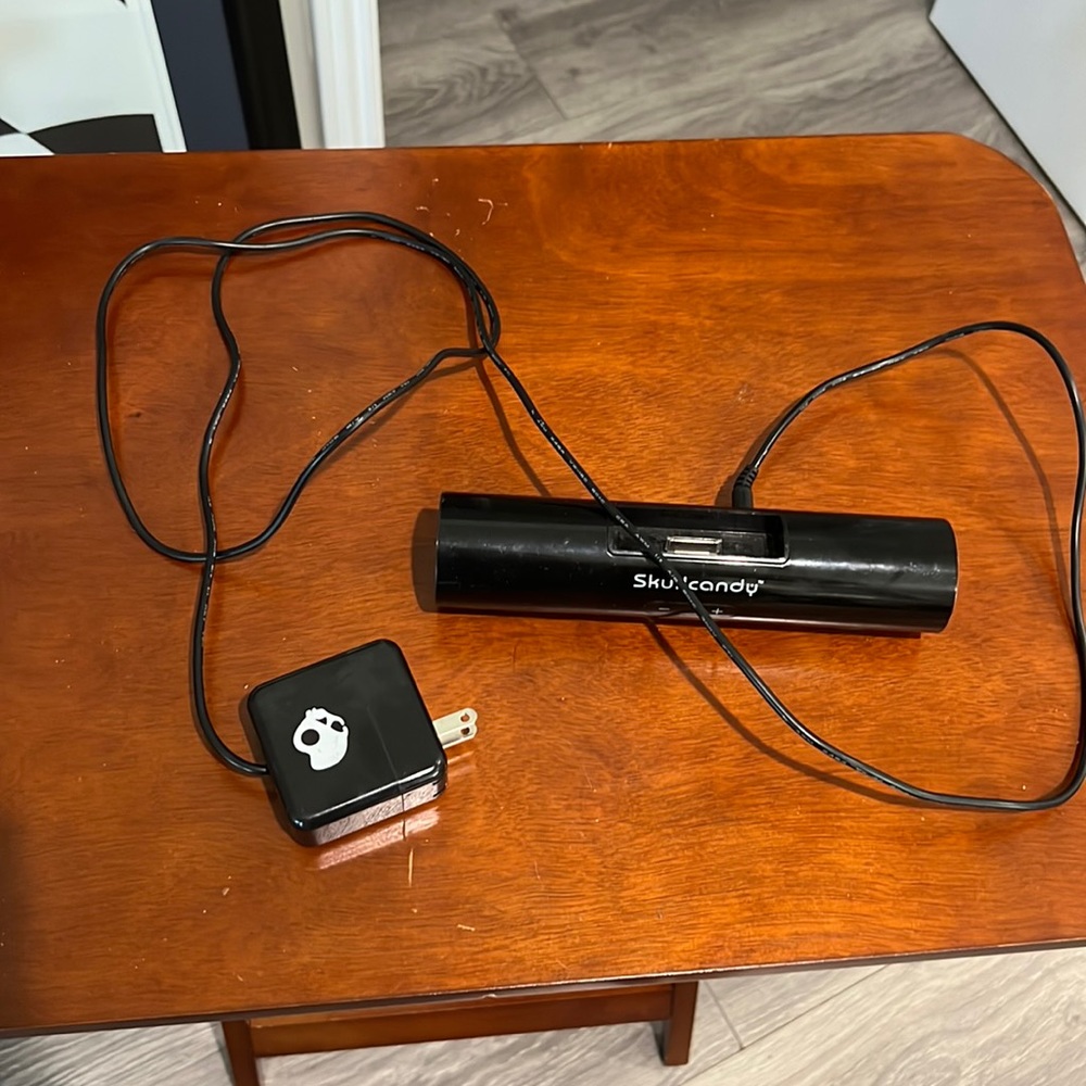 Skullcandy pipe speaker with power adapter and battery capability for iPod